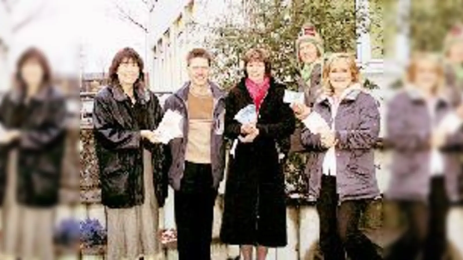 Brigitte Grams-Loibl, Schulleiterin LMGU, Chris Accardo, DJ, Ursula Löwe, Schulleiterin Volksschule an der Jahnstraße, Katrin Christoforis, Elternbeirat Kiga »Arche« und Sabine Hettler, Förderverein Fasanenschule freuten sich über die Geldspende.  (Foto: W)