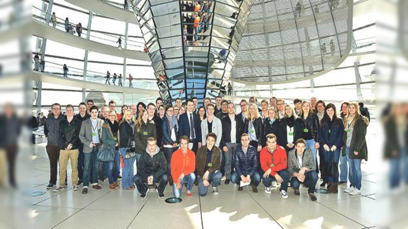 Teilnehmer der Jungen Union im Reichstag mit ihrem Abgeordneten Andreas Lenz (Bildmitte).	 (F: privat)