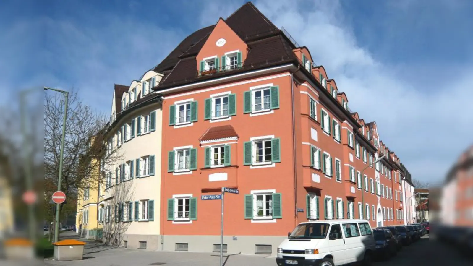 Vor vier Jahren bekamen die Genossenschaftshäuser in der Josef-Retzer-Straße einen neuen Anstrich. „Wir hatten eine mutige Farbe ausgesucht und bekamen dafür viel Lob.“ (Foto: privat)