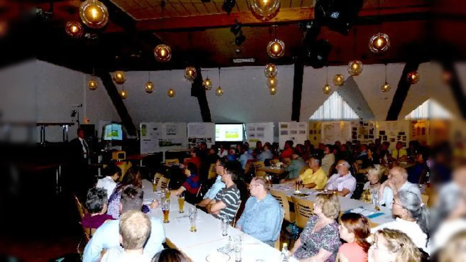  Gut besucht war in diesem Jahr die Bürgerversammlung Hallbergmoos.  (Foto: bb)