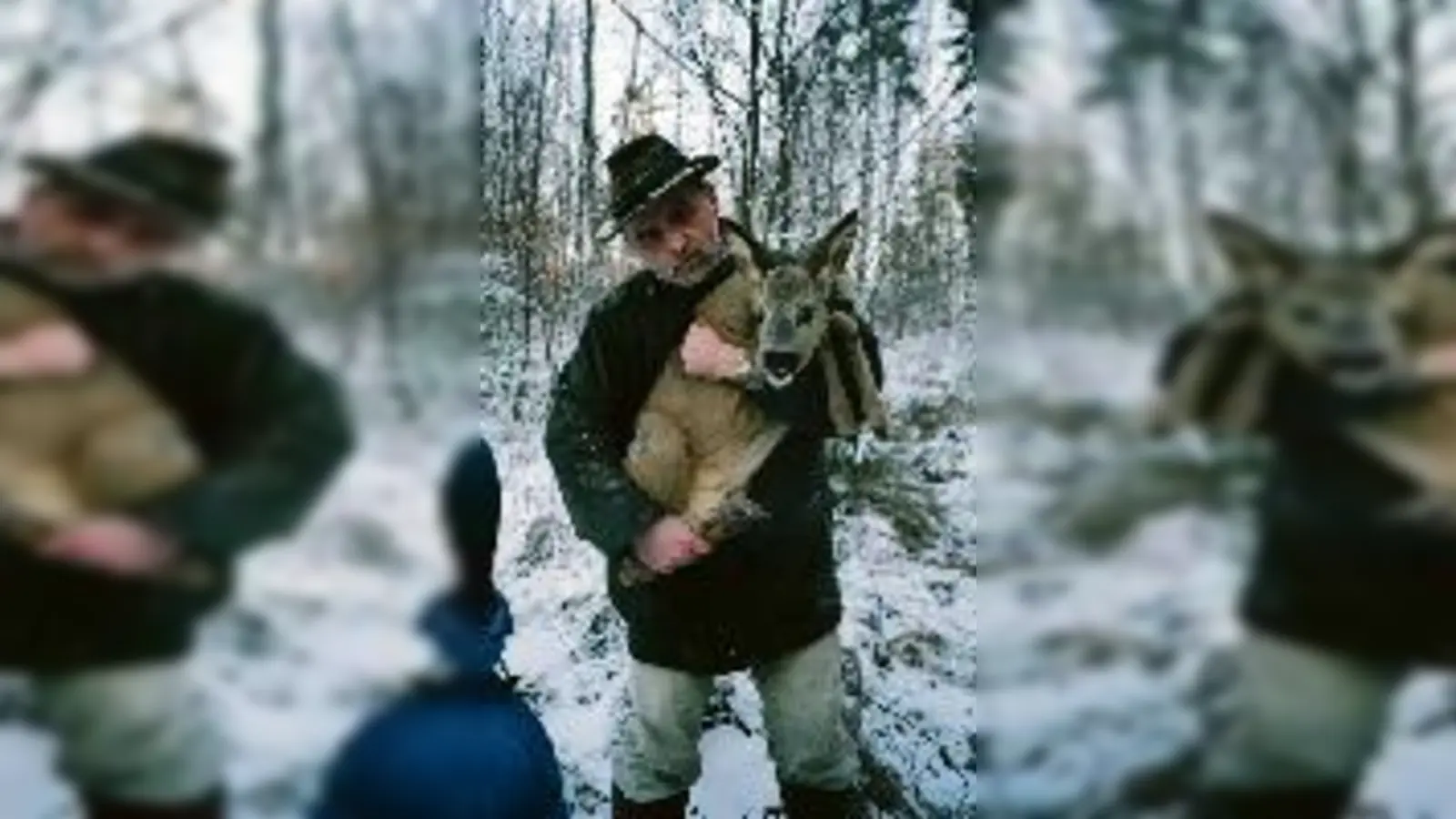 Anton Fellner von der Unteren Jagdbehörde kümmert sich um ein Rehkitz.	 (Foto: KVR)