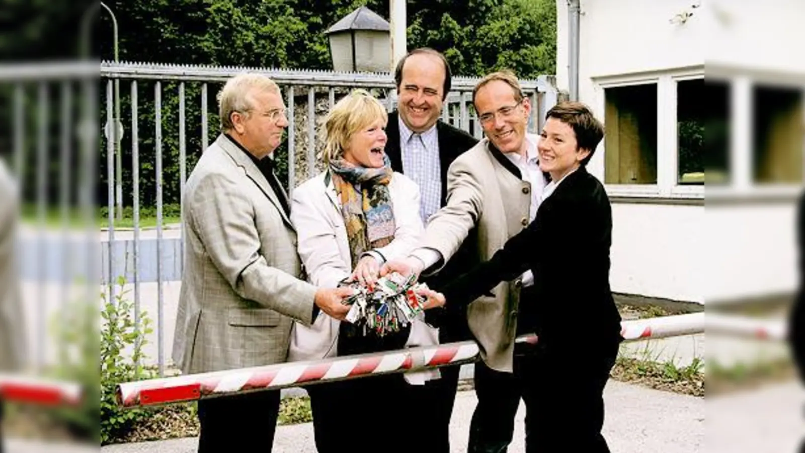 Bei der  Übergabe des Munitionshauptdepots an die Gemeinden Höhenkirchen-Siegertsbrunn und Hohenbrunn (v.  (Foto: Johann Rötzer vom Liegenschaftsmanagement des Bundeswehr-Dienstleistungszentrums München, Bürgermeisterin Ursula Mayer, Herwig Bahner, Dienstste)