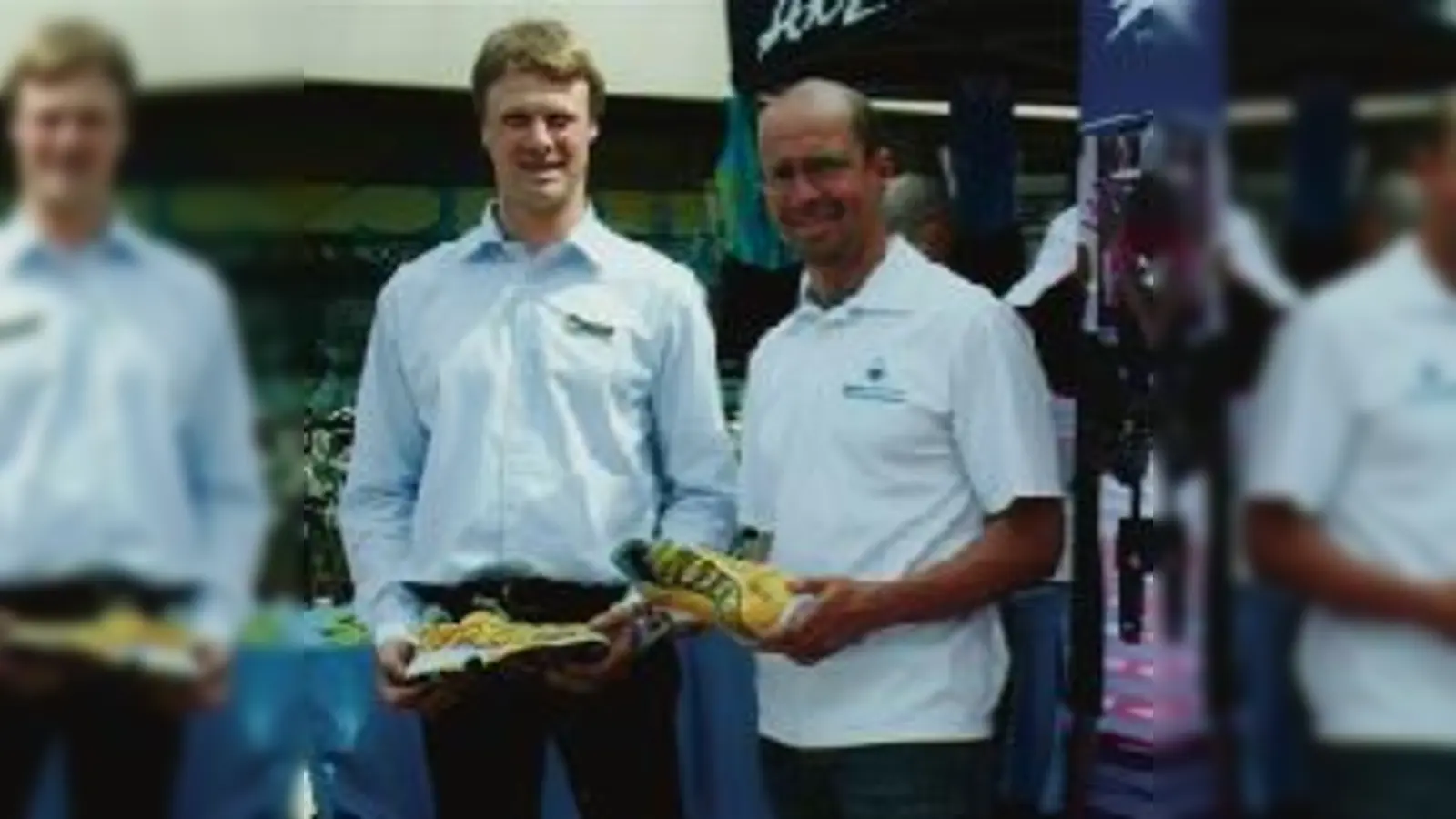 Ausdauer-Athlet Christoph Wandratsch (re.) und Geschäftsführer Stefan Bittl fachsimpelten beim Triathlon-Tag beim »Neuen Sport-Bittl« über aktuelle Schuh-Modelle für Triathleten.  (Foto: W. Schmidt)