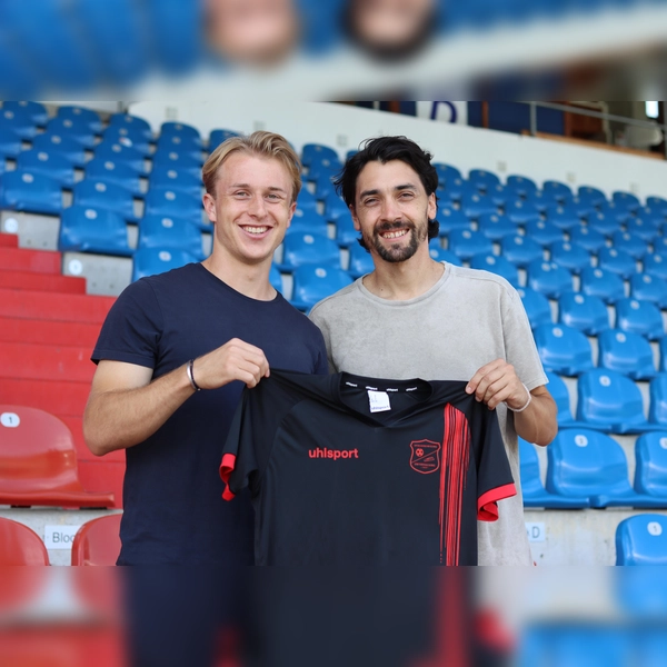 Ben Westermeier wurde von Sportdirektor Markus Schwabl in der Mannschaft begrüßt. (Foto: SpVgg Unterhaching)