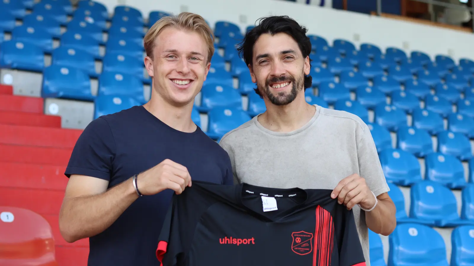Ben Westermeier wurde von Sportdirektor Markus Schwabl in der Mannschaft begrüßt. (Foto: SpVgg Unterhaching)