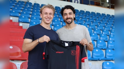Ben Westermeier wurde von Sportdirektor Markus Schwabl herzlich in der Mannschaft begrüßt. (Foto: SpVgg )