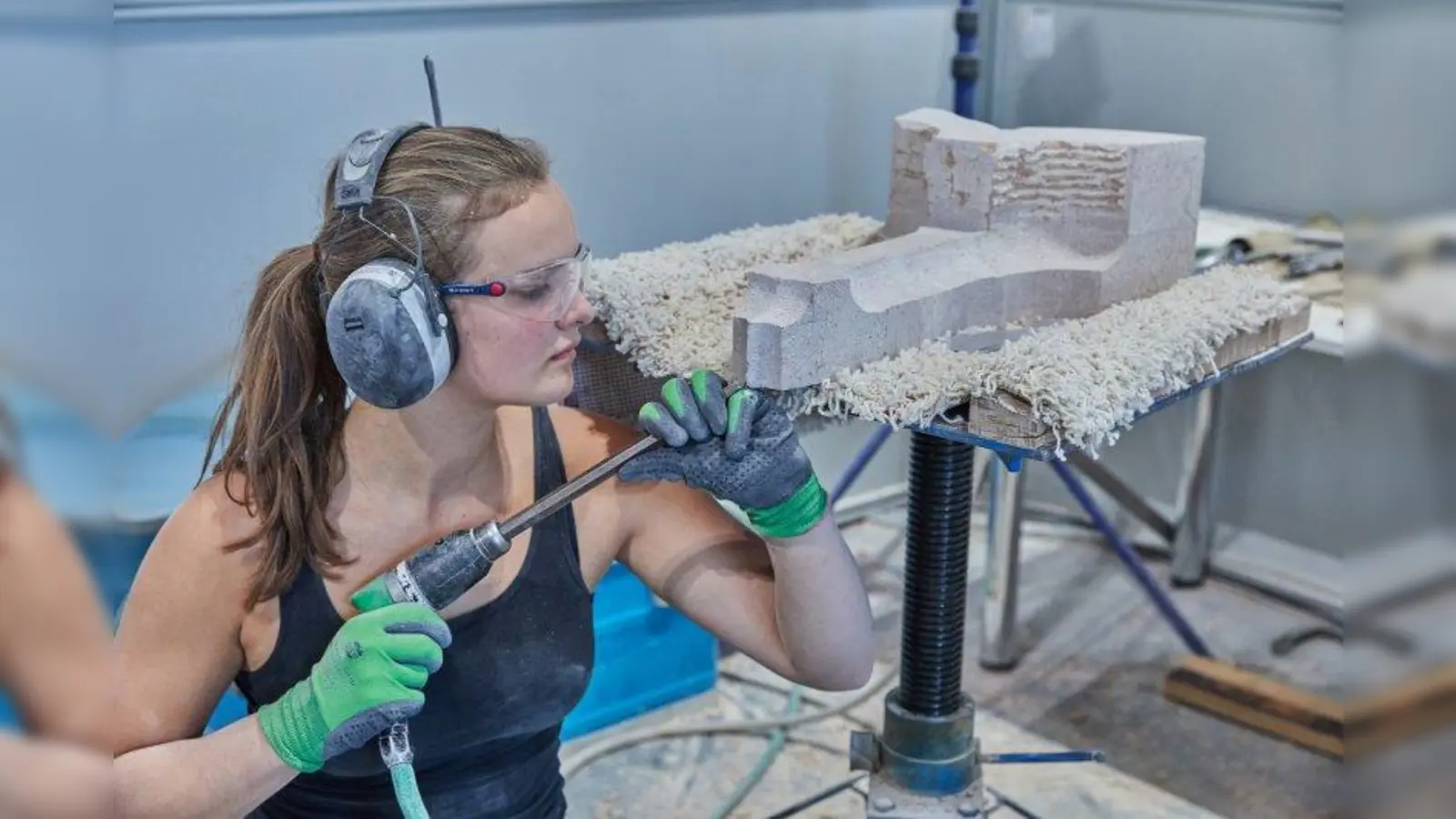Der Ausbildungsberuf Steinmetz / Steinbildhauer ist für Frauen und Männer gleichermaßen geeignet. (Foto: BIV Steinmetze / Richard Watzke)