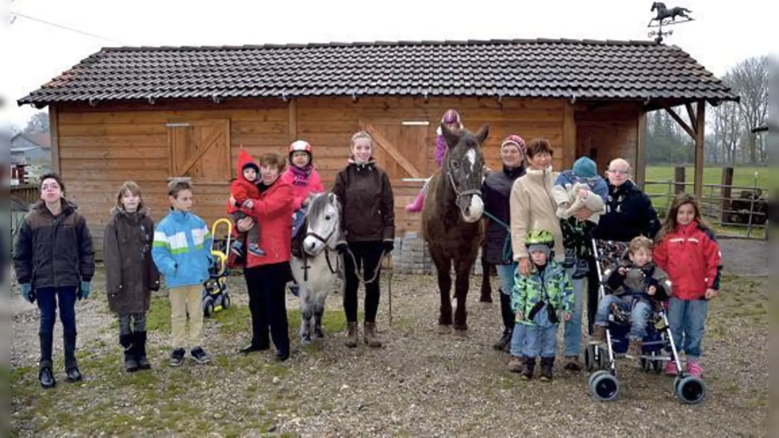 Reittherapeutin Cornelia Kallwitz (4.v.l.) inmitten ihrer Schützlinge.	 (Foto: VA)