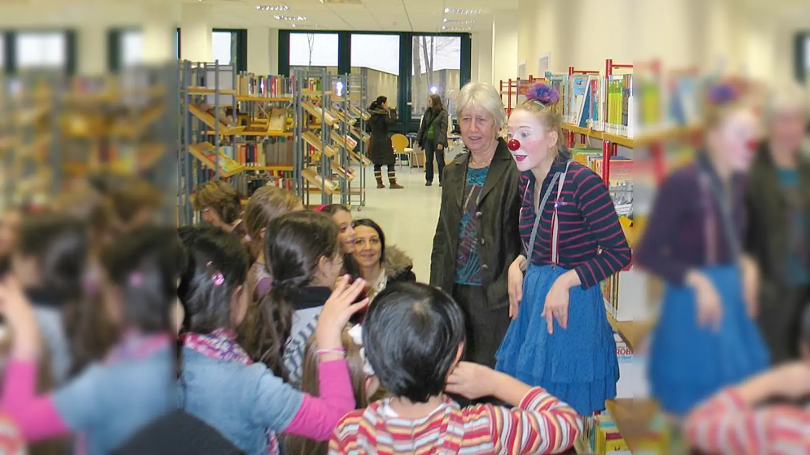 Glucks entführte die Kinder ins Land der Schatzsucher. Auch Gudrun Barten war fasziniert.  (Foto: aha)