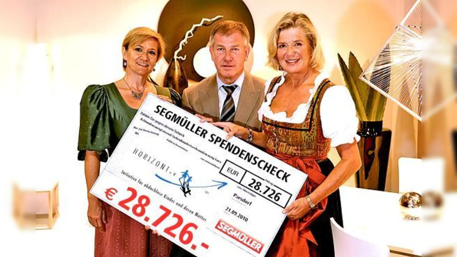 Claudia Lamprecht und Jutta Speidel freuen sich über den großzügigen Spendenscheck von Segmüller, hier vertreten durch Reinhold Gütebier.	 (Foto: VA)