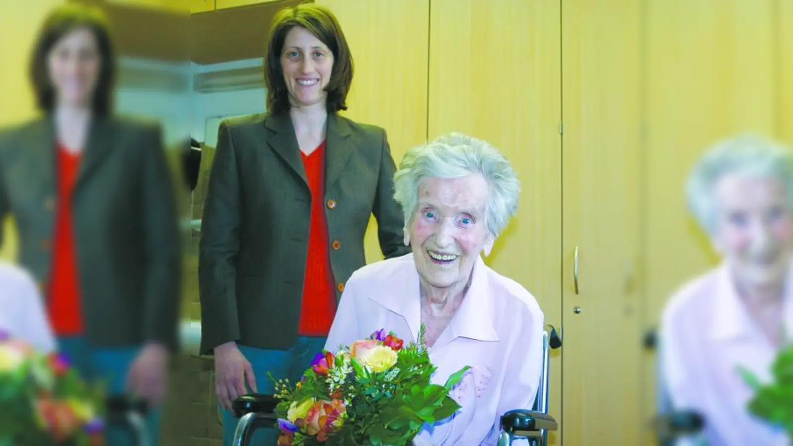 Stadträtin Ulrike Boesser gratulierte Maria Müller  zum 100. Geburtstag. (Foto: as)