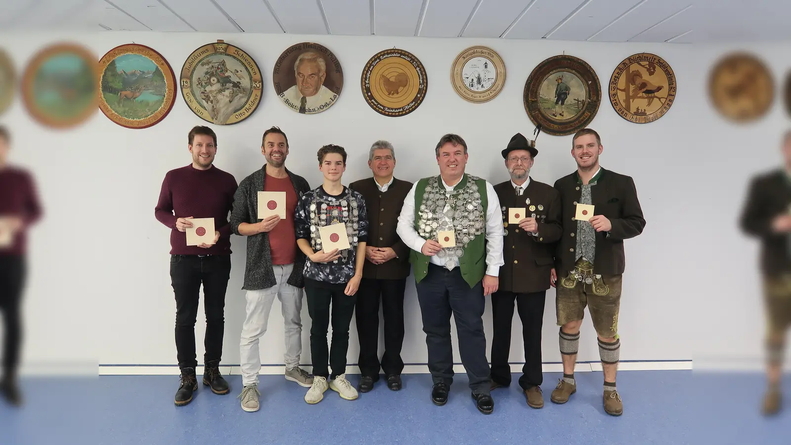 LP Brezenkönig Florian Waltenberger, LP Wurstkönig Sebastian Feicht, LP Schützenkönig Victor Scalone, 1. Schützenmeister Werner Horn, Gewehrkönig Herwig Benning, Wurstkönig Thomas Bojus, Brezenkönig Florian Neuner (v.l.n.r.). (Foto: privat)