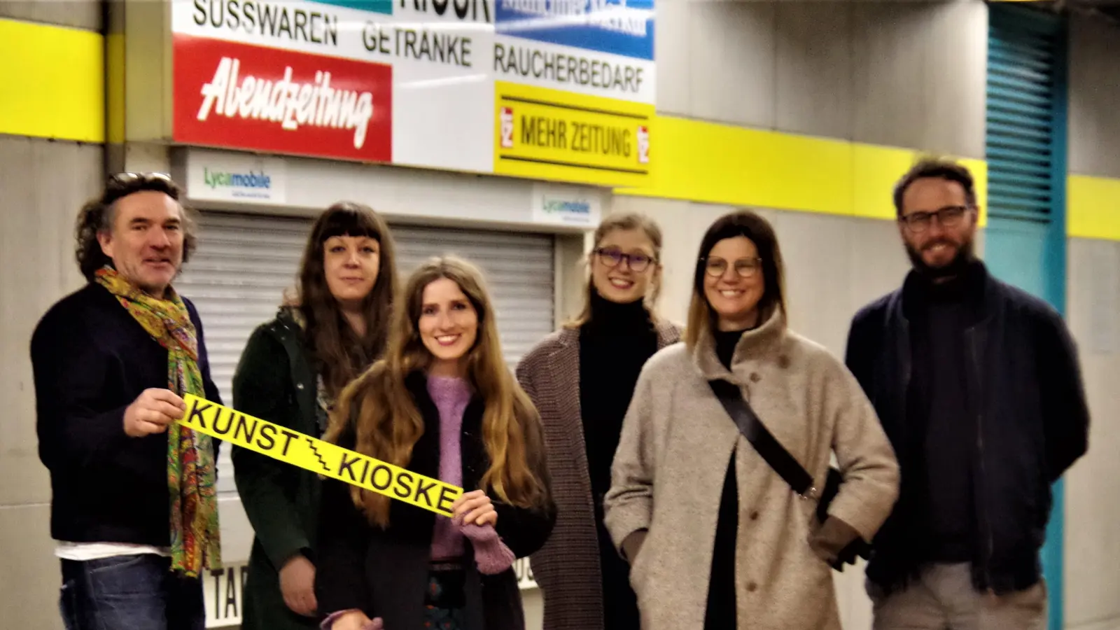 Sie holen die Kunst in den Kiosk (im Bild von links): Corbinian Böhm (BBK), Gabi Blum (BBK) mit Isabel Oberländer, Laura Assmus, Radmila Krstajic und Christian Landspersky von „Platform“. (Foto: Beatrix Köber)