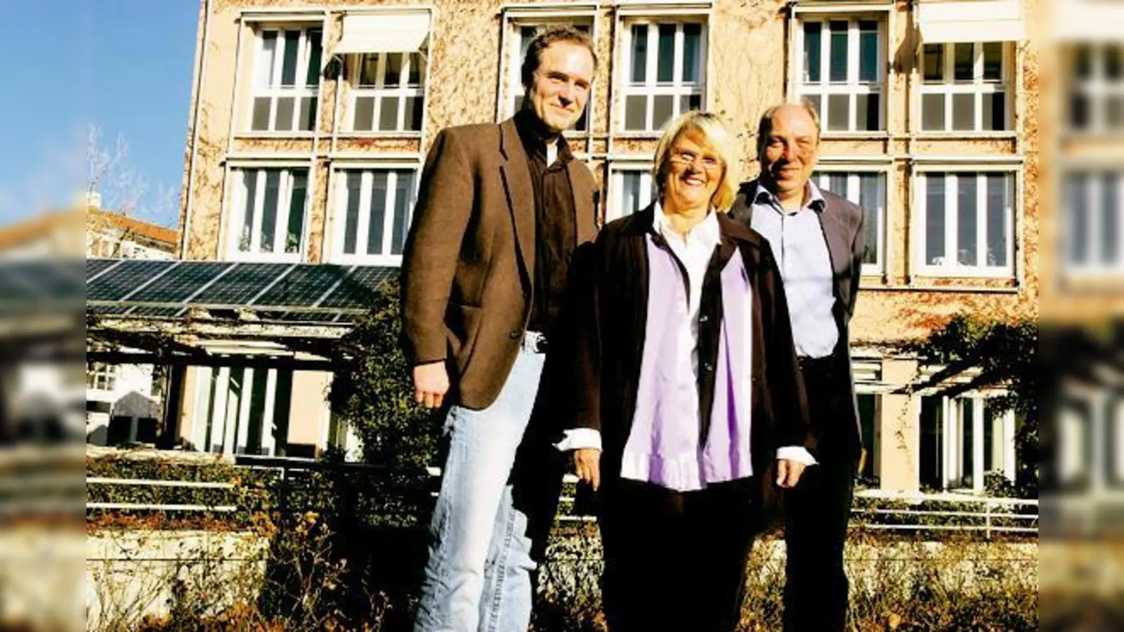 Die Solarzellen vor dem Rathaus sollen erst der Anfang sein: Peter Kelly (Green City Energy), Hannelore Gabor und Christoph Marquart sind Partner beim Solarpark Garching (von links).  (Foto: ba)