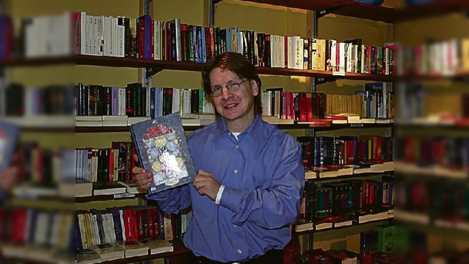 »Onkel Dagobert: Sein Leben  seine Milliarden« präsentiert der Geschäftsführer der »Bücheroase«, Jürgen Reuter. 	 (Foto: ah)