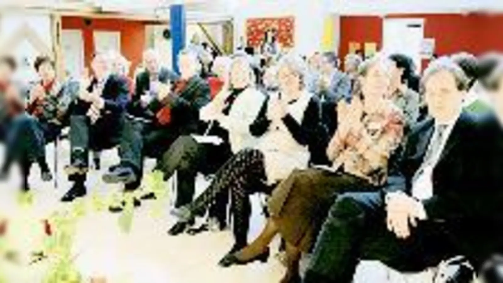 Gäste beim Festakt zu 30 Jahre Familien-Zentrum Trudering (vorne, v.li.): Gundula und Georg Kronawitter, Jürgen Kauffmann, Dr. Sabine Scharf-Büssing, Martina Hansel-Wölfshörndl, Sabine Albrecht und Dr. Ingo Mittermaier.  (Foto: Hirt)