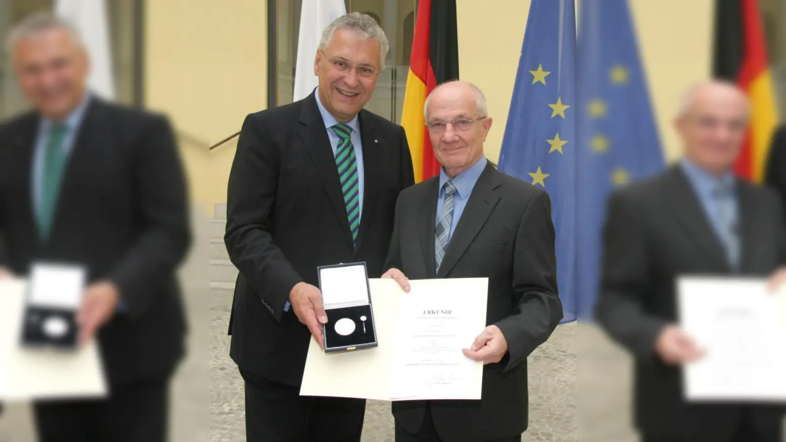 Mit der kommunalen Verdienstmedaille in Silber hat der bayerische Innenminister Joachim Herrmann das Wirken des CSU-Stadtrats Vinzenz Zöttl für die Landeshauptstadt anerkannt. (Foto: Innenministerium)