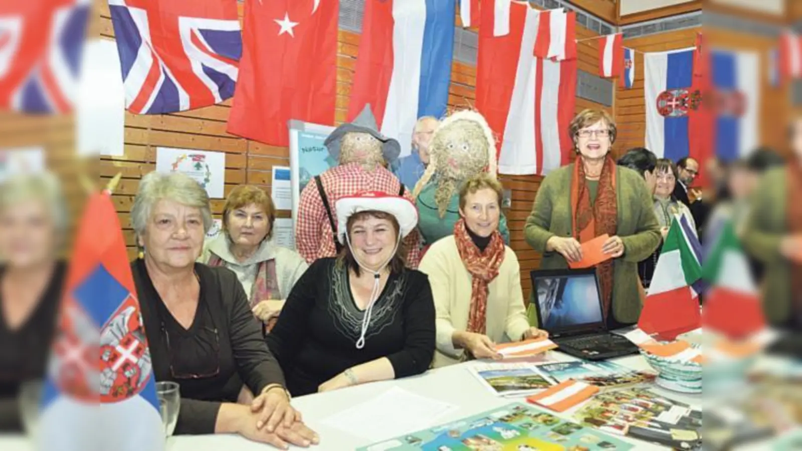Die Vertreter der Ländersonntage für das Bildungsjahr 2011 am Stand der Zukunftswerkstatt.  (Foto: esm)