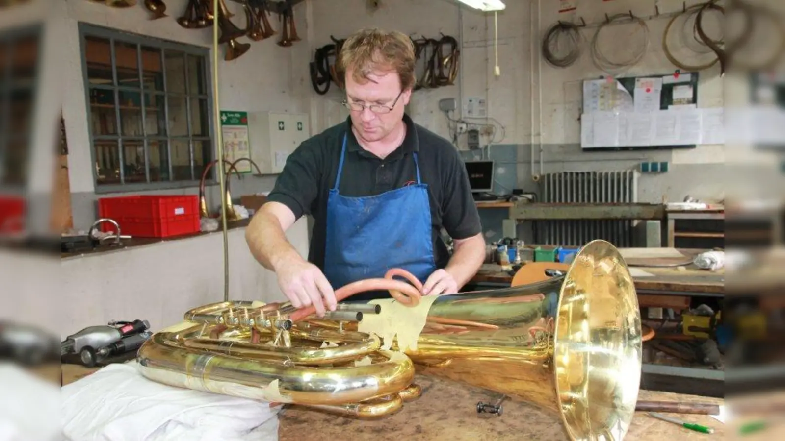 Das Mundrohr im Blick hat Ausbildungsleiter Matthias Schelle. (Foto: bb)
