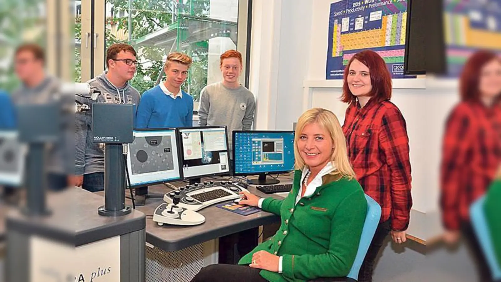 Schülerinnen und Schüler des Anne-Frank-Gymnasiums ließen sich das NanoLab zeigen und erklären. Auch für Bayerns Umweltministerin Ulrike Scharf gab es dabei tiefe Einblicke in die Praxis der Nanotechnologie.	 (Foto: Büro U. Scharf)