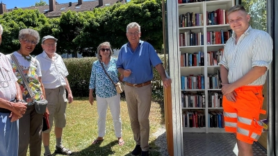 Bei der Eröffnung des 1. Bücherschranks in Putzbrunn-Ort: Martine und Gerhard Winzer, Günther Scheckeler und Eva-Maria Schlick, Bürgermeister Edwin Klostermeier und Bauamtsleiter Benedikt Daberger. (Foto: hw)