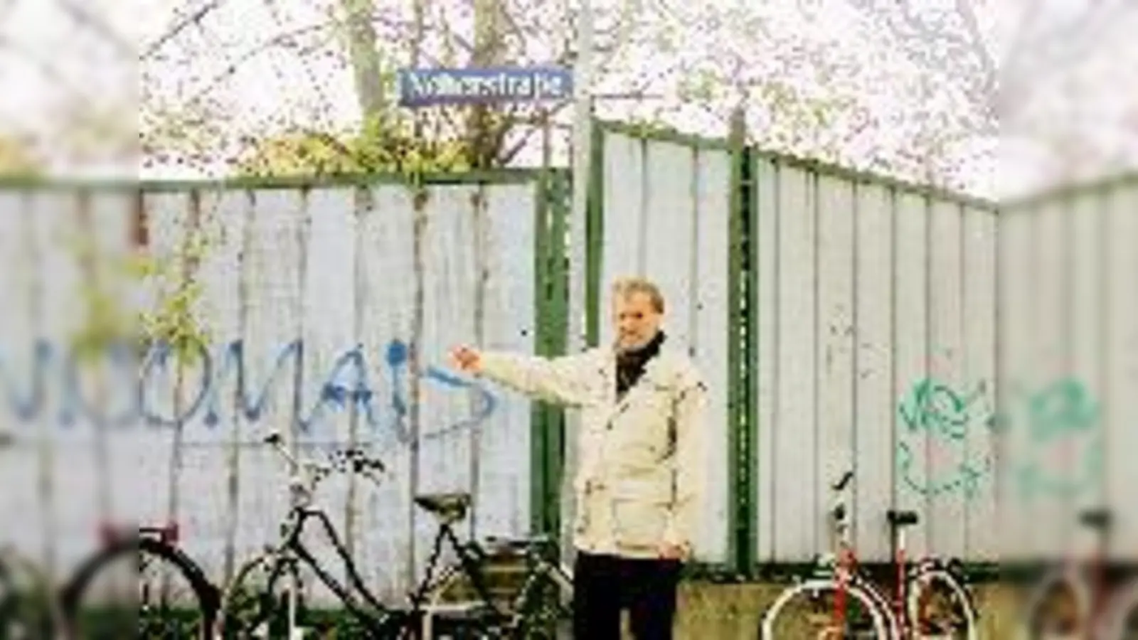 Wolfgang Winkler stört der tägliche Blick auf den beschmierten Blechzaun an der Westseite des »Prinze«, genau vor seiner Haustür. Er und seine Nachbarn wünschen sich einen Drahtzaun mit Hecken.  (Foto: ms)