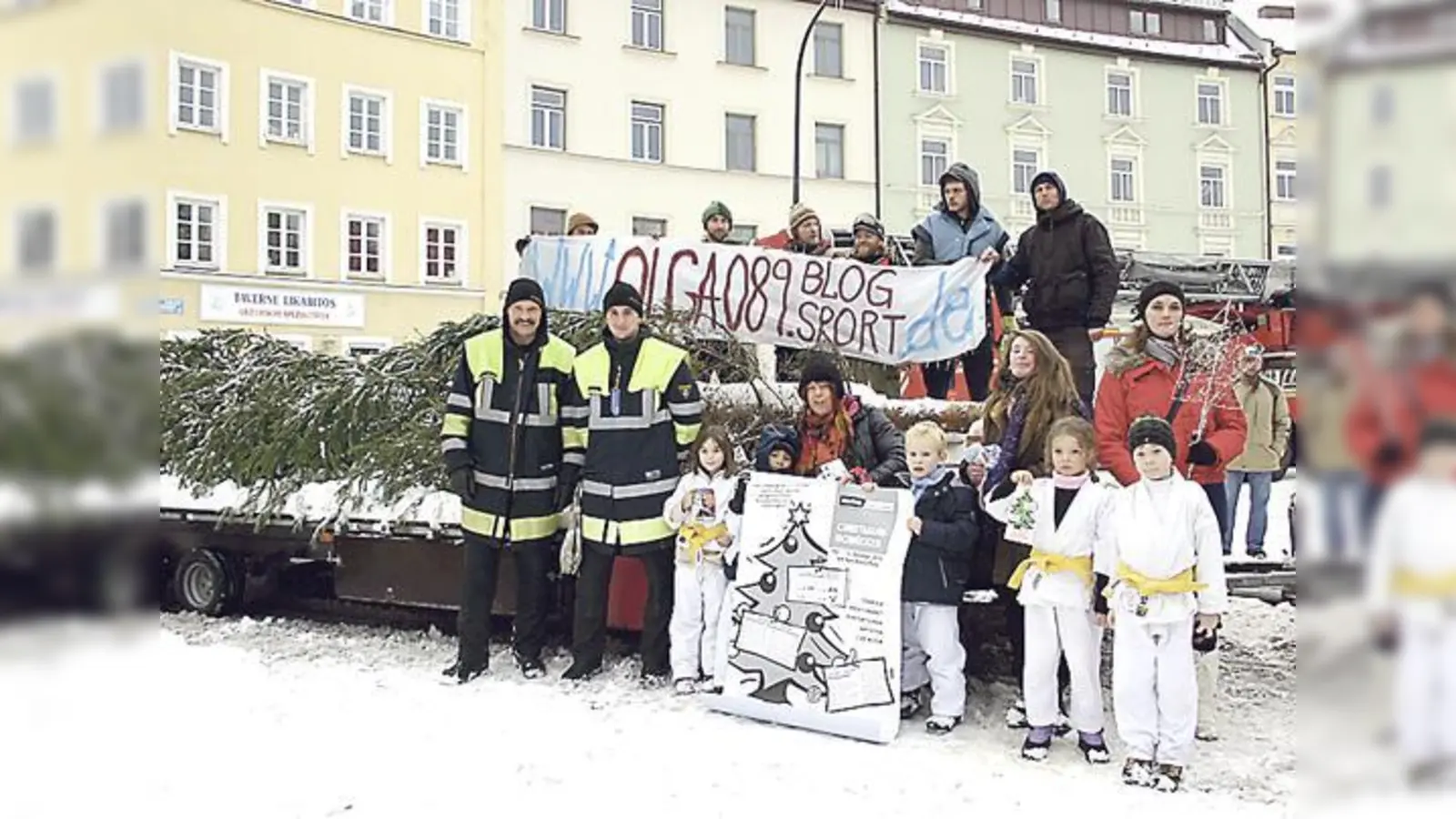 Organisatorin Melly Kieweg mit den kleinen Baumspendern aus der Karate-Abteilung des TSV Turnerbund beim Aufstellen der Fichte aus Tanning.   (Foto: hh)