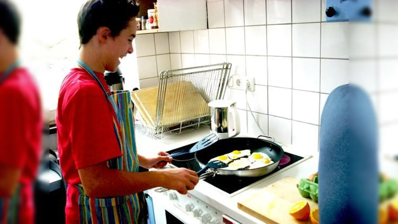 Das Spiegeleierbraten gelingt Marco schon ganz gut. Die helfenden Schüler brauchen nur ein wenig Unterstützung durch einen Erwachsenen.	 (Foto: MAGs)