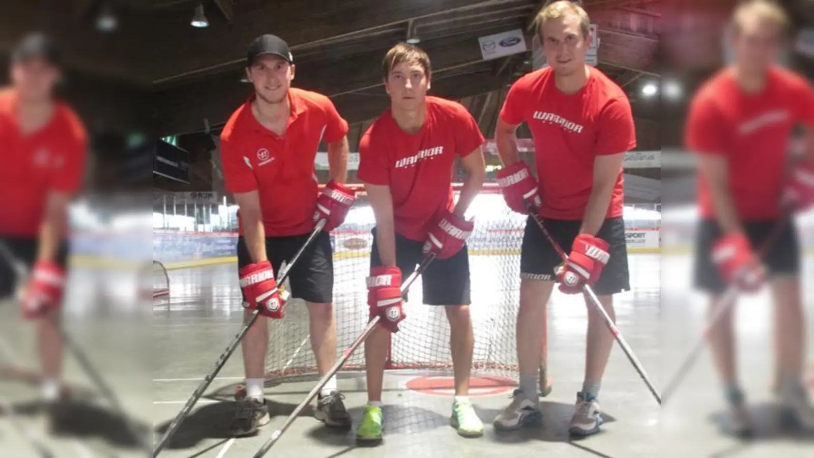 Väterliche Unterstützung erhalten beim EHC Klostersee (von links) Stürmer Philipp Quinlan, Verteidiger Nicolai Quinlan und Trainer Dominik Quinlan durch die sofortige Übernahme des Co-Traineramtes von Jimmy Quinlan.	 (Foto: smg)
