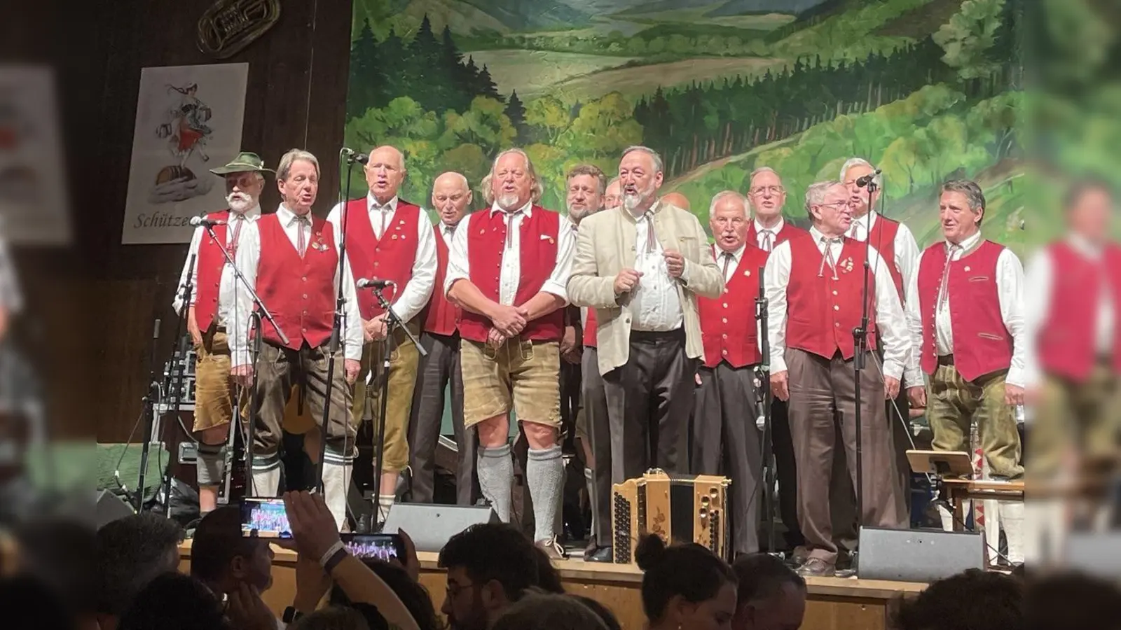 Wo gesungen wird, da lass dich nieder ... Der Ottobrunner Sängerkreis bei einem seiner vielen großartigen Auftritte im Laufe eines Konzertjahres. (Foto: Sängerkreis)