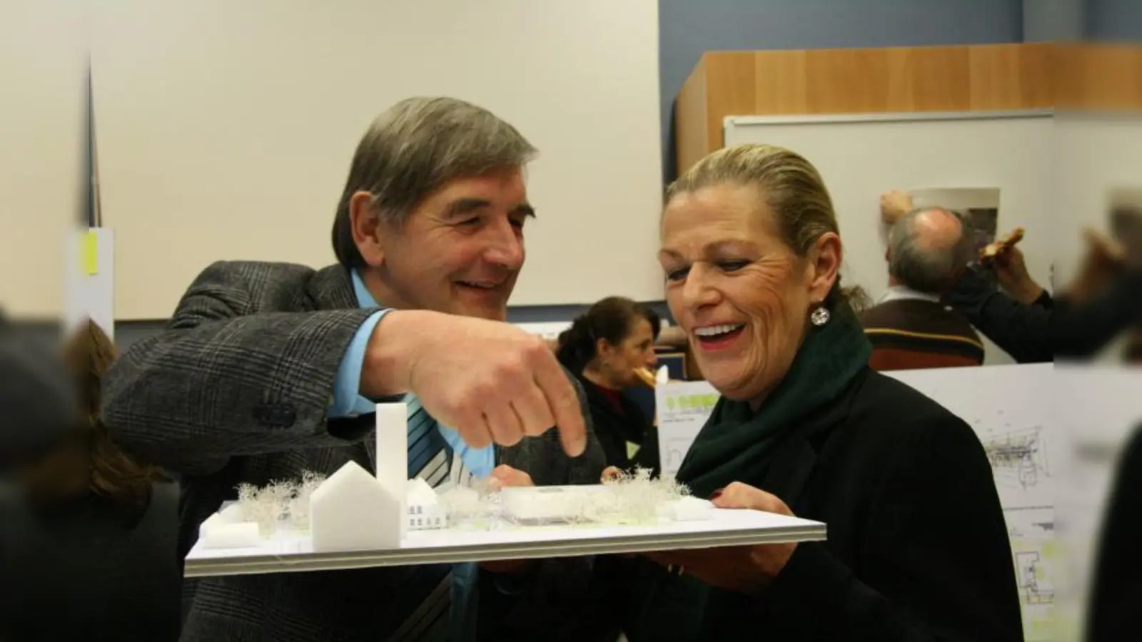 Der Skizzenplan für den Schulcampus an der Grandlstraße traf auf große Freude bei den Schulleitern Christina Huber und Karl Königsbauer. „Wir sind euphorisch.“ (Foto: US)