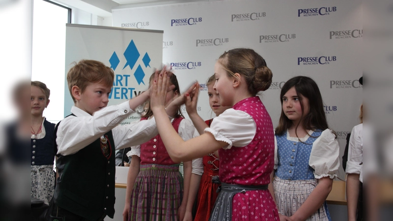 Klatschverse auf Bayerisch: Kinder der Grundschule Grabenstätt benutzen ihre Heimatmundart. Die jeweils regionale Mundart soll an den Schulen In Bayern durch Projekte gepflegt und gestärkt werden. (Foto: cr)