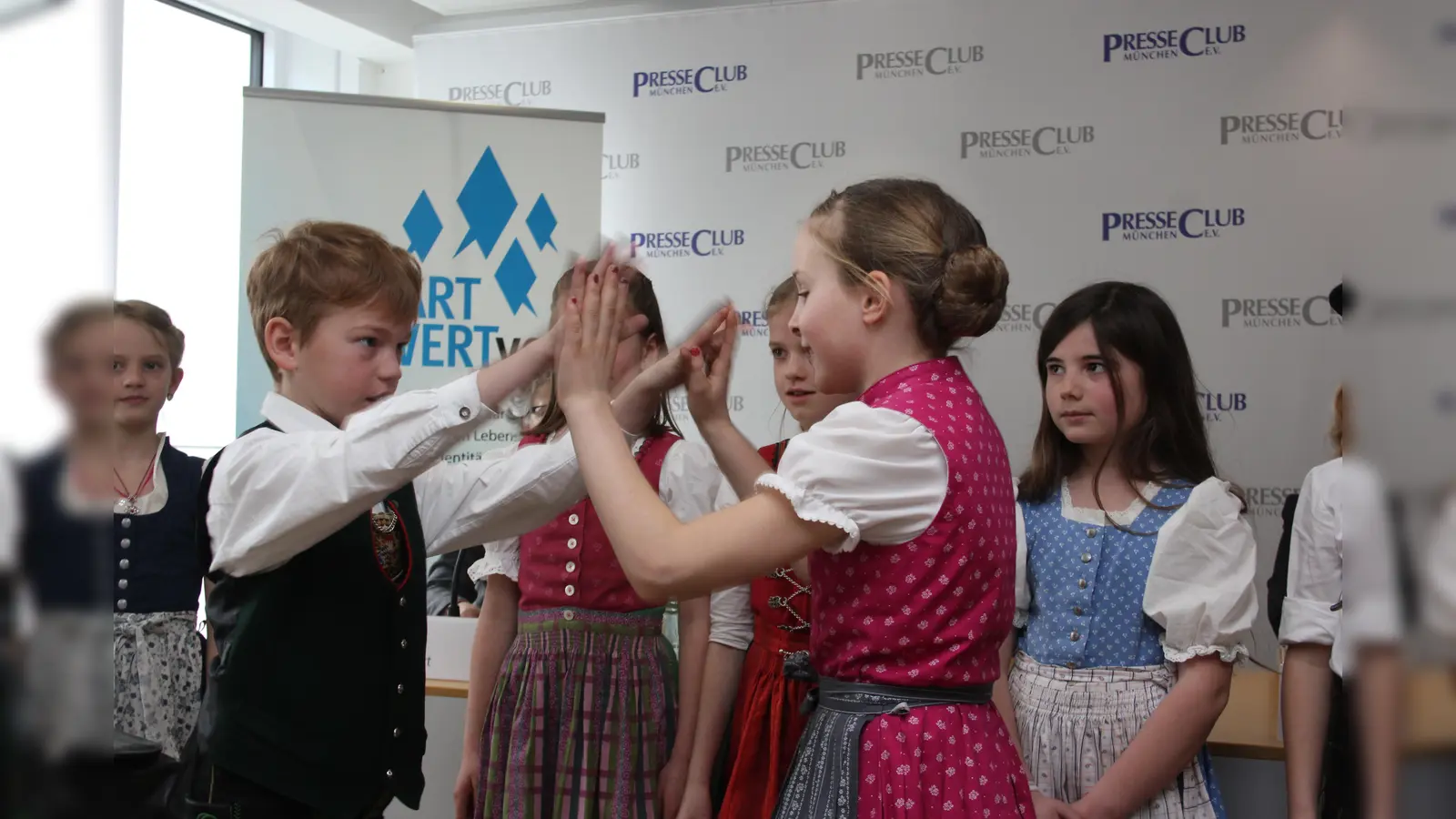 Klatschverse auf Bayerisch: Kinder der Grundschule Grabenstätt benutzen ihre Heimatmundart. Die jeweils regionale Mundart soll an den Schulen In Bayern durch Projekte gepflegt und gestärkt werden. (Foto: cr)