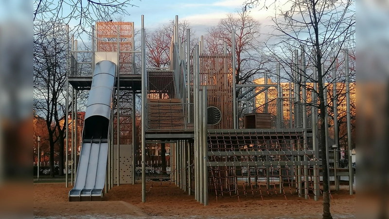 Der neue Spielplatz an der Theresienwiese kommt gut an. (Foto: job)