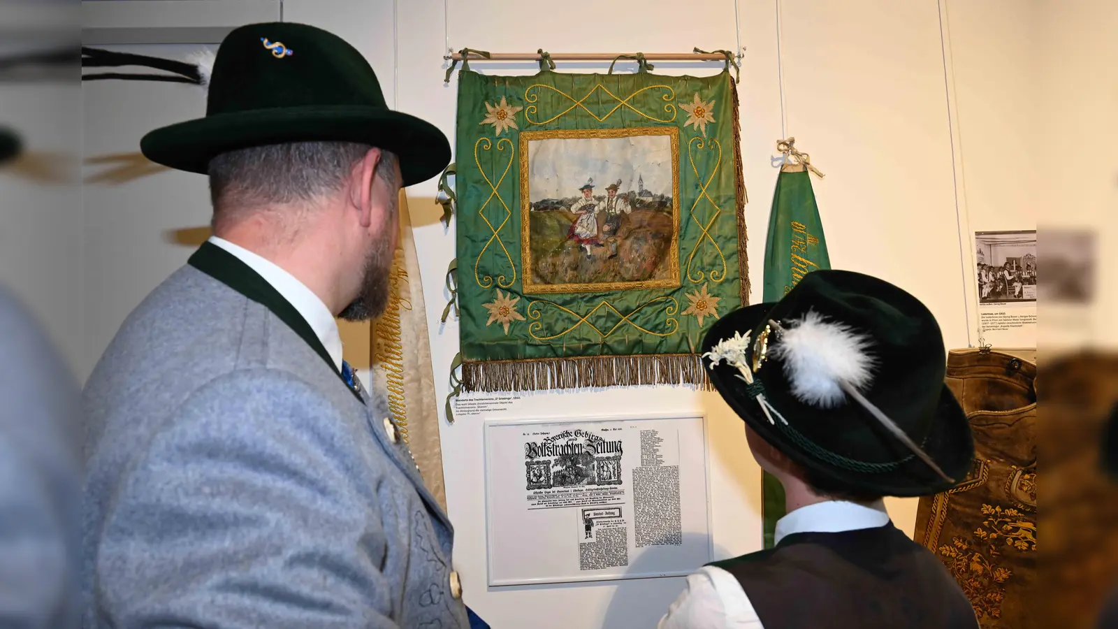 Von wunderschönen Bildern über vielfältige Trachten bis hin zu Fahnen ist bei der Ausstellung alles vertreten, was man mit Tracht und Tradition verbindet.  (Foto: Ursula Baumgart)