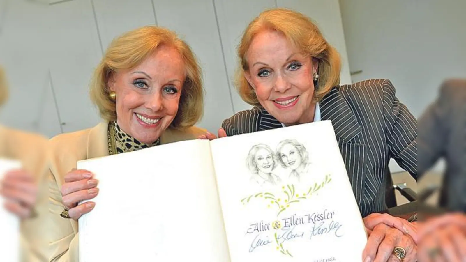 Präsentieren voller Stolz den Eintrag ins Goldene Buch: Ellen und Alice Kessler. 	 (Foto: Schunk)
