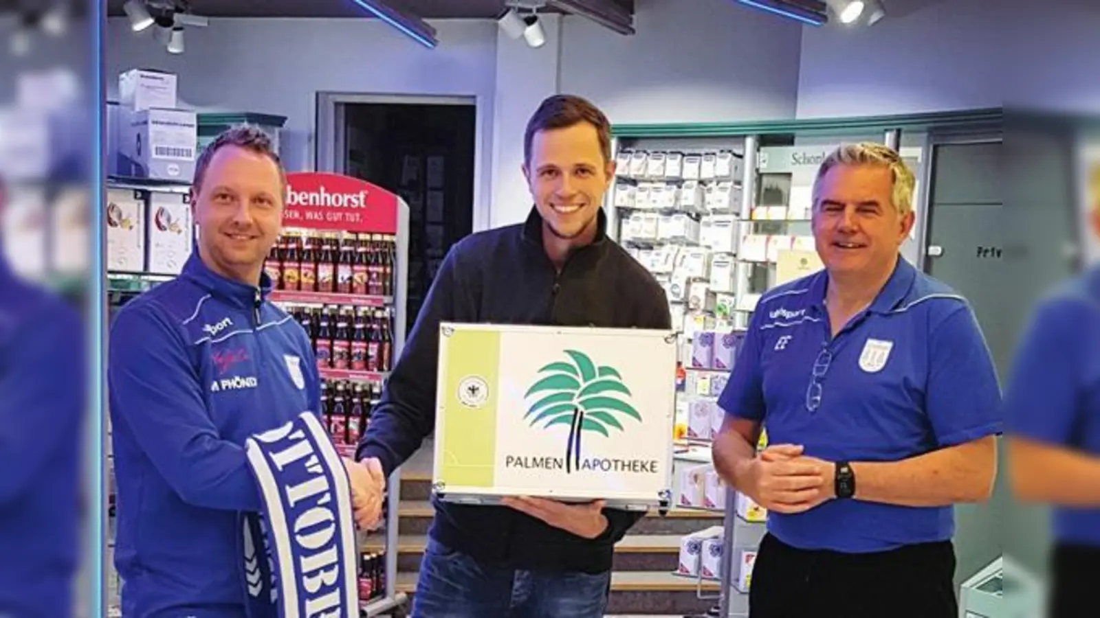 Matthias Schmidt (l.) und Erwin Eisenhofer (r.) vom TSV Ottobrunn mit Tobias Brandl, von der Palmen-Apotheke. 	  (Foto: TSV)