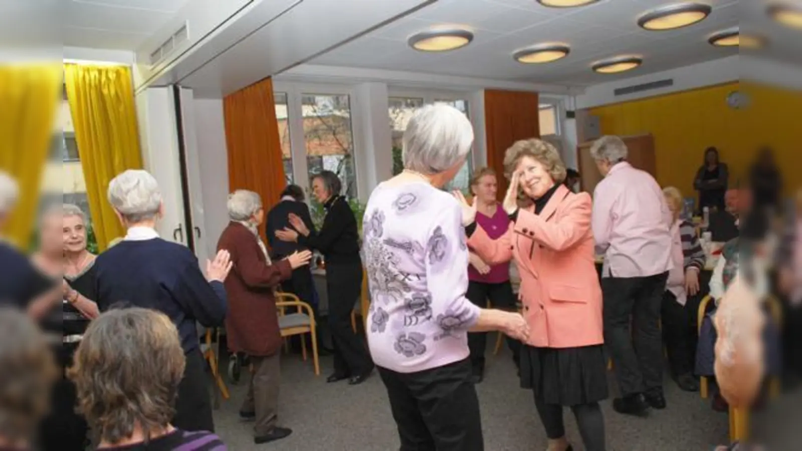 Für internationale Tänze braucht man keinen festen Partner.  Manchmal tritt die Gruppe auf.	 (Foto: VA)