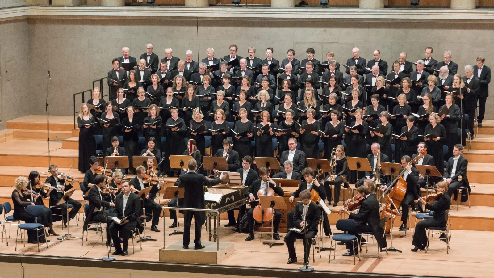 Unter der Leitung von Benedikt Haag wird der Münchner Motettenchor Bachs Matthäuspassion erklingen lassen.  (Foto: © Daniel Schvarcz)