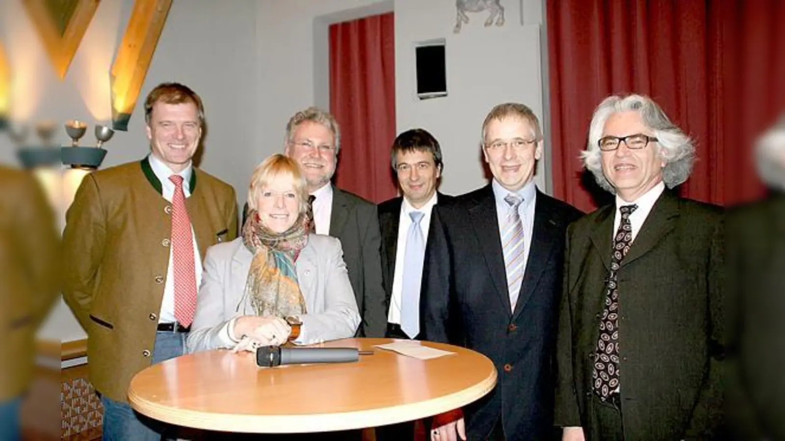 Freuen sich über die Erfolge der ILI: (v. l.) Bürgermeister Stefan Schelle, Ursula Mayer, Bürgermeisterin (Höhenkirchen-Siegertsbrunn), Alois Wichthuber, Markus Morgenstern, Kassier Hans-Dieter Bretz und Werner Litza. 	 (Foto: hol)