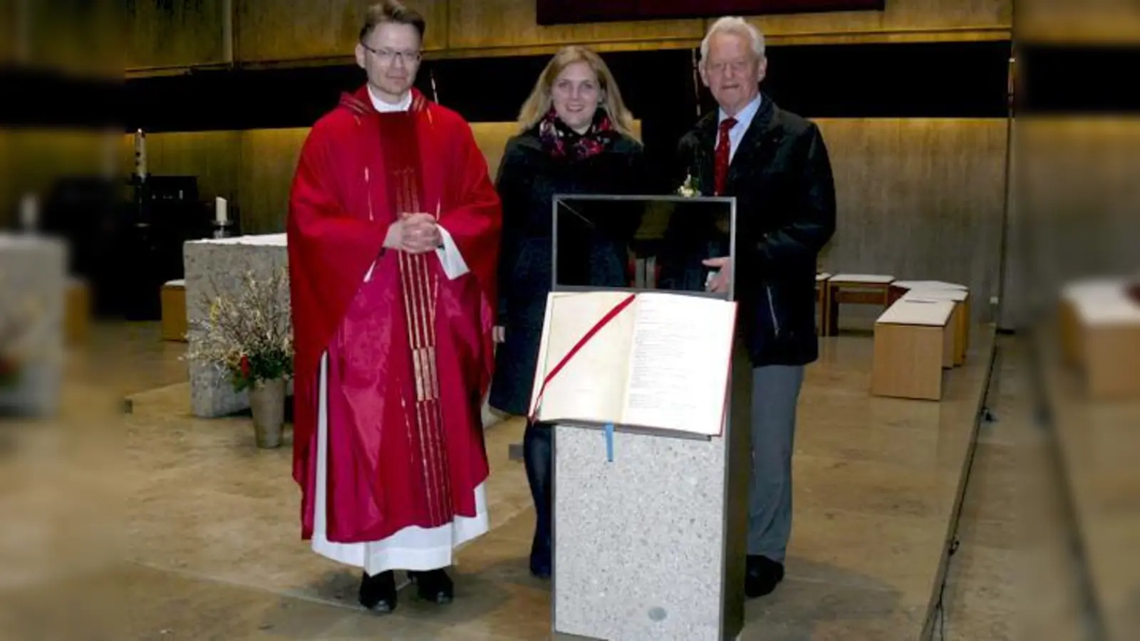 Pfarrer Ulrich Kampe und Pfarrgemeinderatsvorsitzende Stefanie Haselbeck sowie Peter Benthues, Vorsitzender des Fördervereins St. Wilhelm e. V., bedankten sich für den Ambo.	 (Foto: VA)