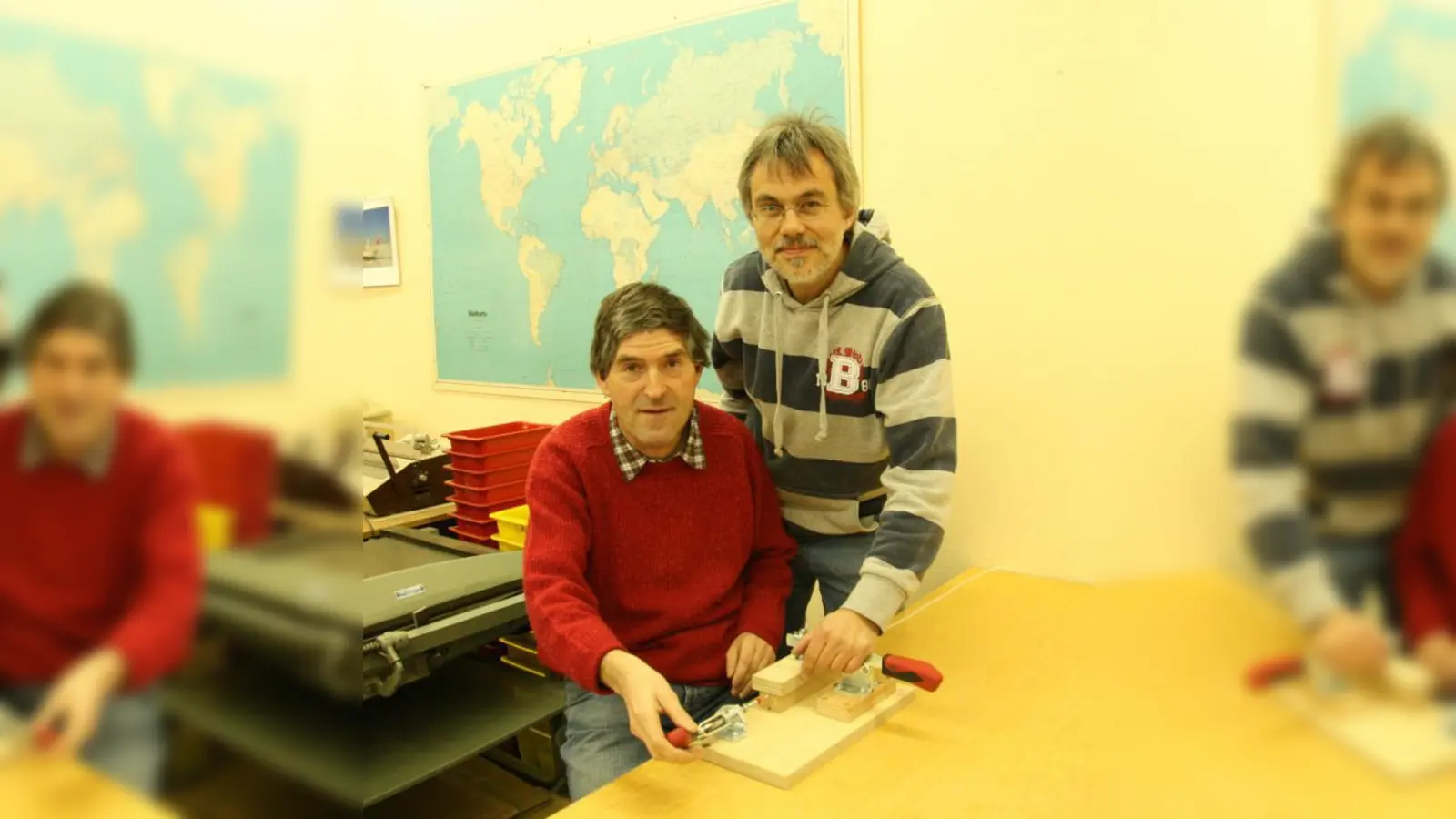 „Jeder hat das Recht auf Teilhabe am Arbeitsprozess.“ Die Hilfsvorrichtungen für Druck, Kleben, Zuschnitt und Sortieren werden von den Werkstattleitern für die individuellen Bedürfnisse der Behinderten hergestellt. Im Bild Albert und Werkstattleiter der Papiergruppe Günther Wehrle (v.l.). (Foto: US)