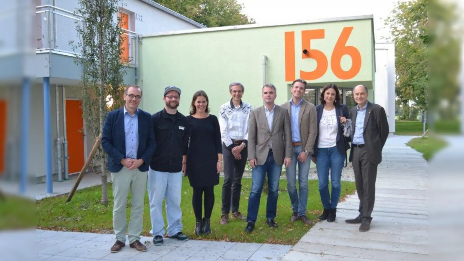 Einrichtungsleiter Niko Kaesler (2.v.links), Stadträtin Verena Dietl (3.v.links)<br>und der Leiter der AWO München, Christoph Frey  (5.v. links), freuen sich mit den anderen Verantwortlichen über die neu eröffnete Einrichtung, die für 42 wohnungslose Menschen Platz bietet. (Foto: AWO München-Stadt)