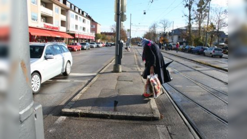 Hohe Bordsteine und Verkehrsinseln sind Stolperfallen für Fußgänger. (Foto: tg)