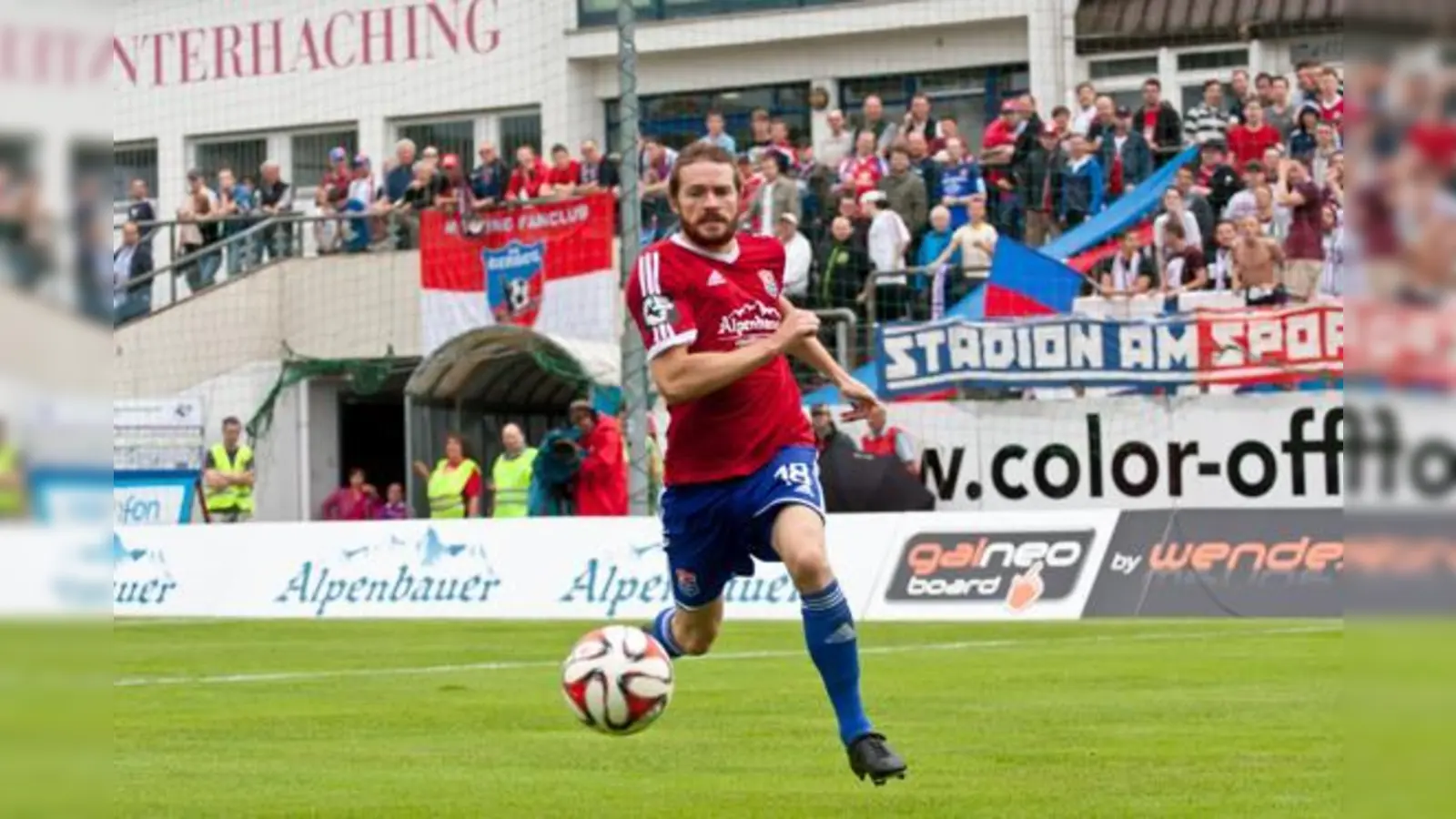 An Einsatzwillen mangelt es den Hachingern, hier Yannic Thiel, nicht. Trotzdem läuft es im Angriff wie in der Abwehr zurzeit nicht rund.	 (Foto: Stefan Kukral)