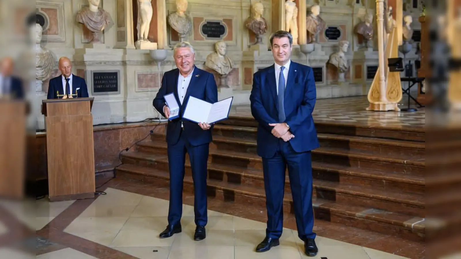 Der Taufkirchner Dietmar Holzapfel erhielt von Ministerpräsident Markus Söder (v.l.)den Bayerischen Verdienstorden überreicht.  (Foto: Holzapfel)