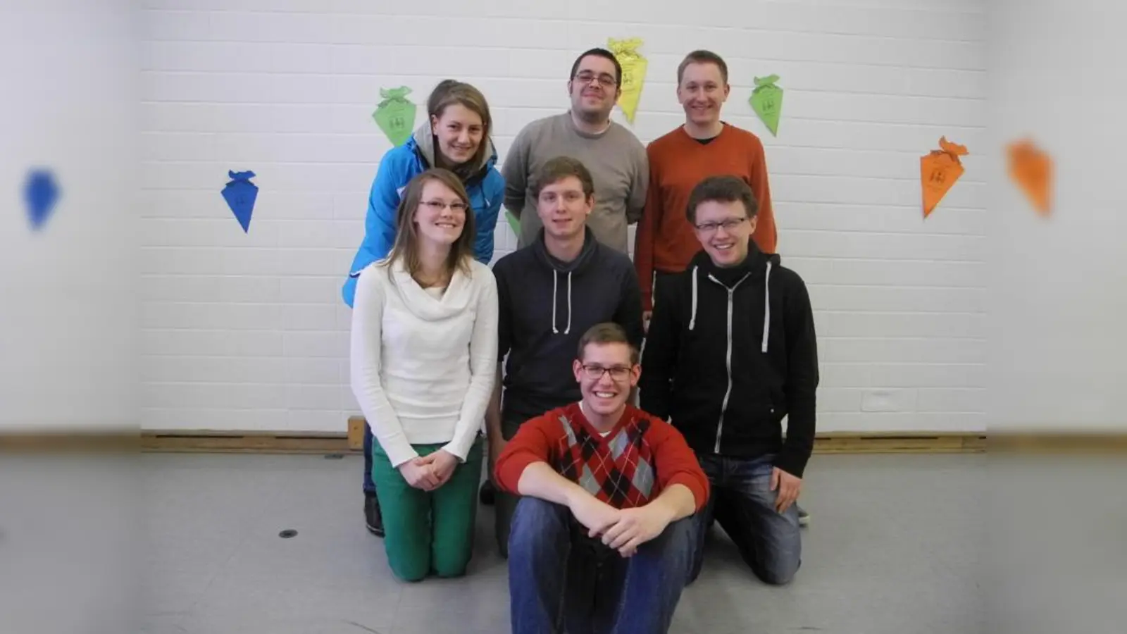 Neuer Jugendvertreter Maximilian Guldner (vorne mitte) mit seinem Jugendbetreuerteam: Sabrina Kruse (hinten), Bernhard Kaden, Christopher Schreiner,  Monika Ullrich (mitte), Matthias Räder und Felix Rohm. (Foto: pi)