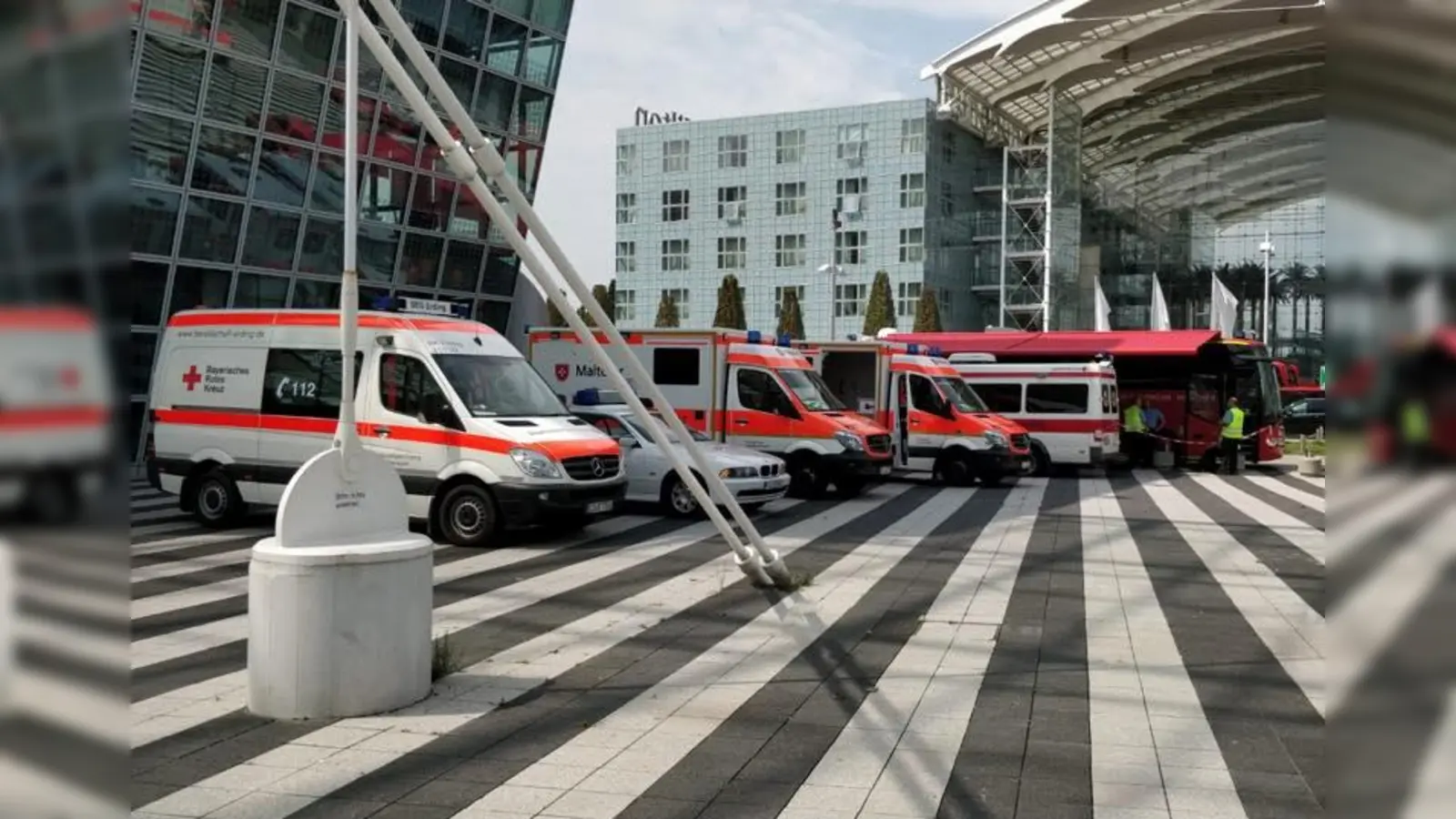 Im vergangenen Sommer musste der Betrieb am Münchner Flughafen aus Sicherheitsgründen für mehrere Stunden eingestellt werden. Das BRK Erding half dabei, die gestrandeten Passagiere zu versorgen. (Foto: dap)