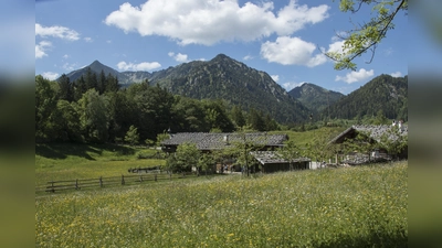 Das altbayerische Dorf inmitten der Schlierseer Berge. (Foto: Markus Wasmeier)