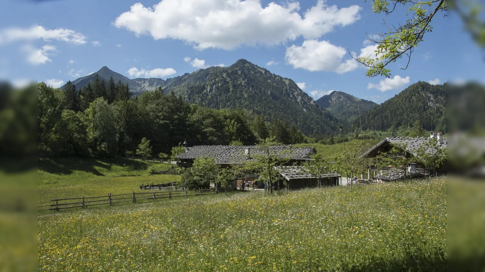 Das altbayerische Dorf inmitten der Schlierseer Berge. (Foto: Markus Wasmeier)